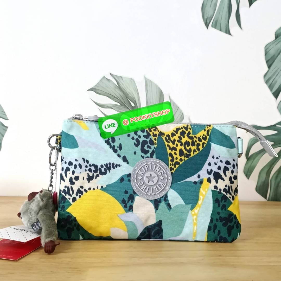 KIPLING Creativity X Crossbody Bag กระเป๋าสะพายวัสดุ Nylon&Polyester 100% ขนาดกำลังน่ารัก เปิดปิดด้วยซิป มา พร้อมพวงกุญเเจลิงน้อย ด้านในมีช่องใส่ของ2ชช่อง เพิ่มตรงกลางมีช่องซิปอีก1ช่อง มีสายคล้องพวงกุญแจ ใส่ของได้จุมาๆเลยค่ะ มีสายสะพายยาวเลื่อนปรับระดับได