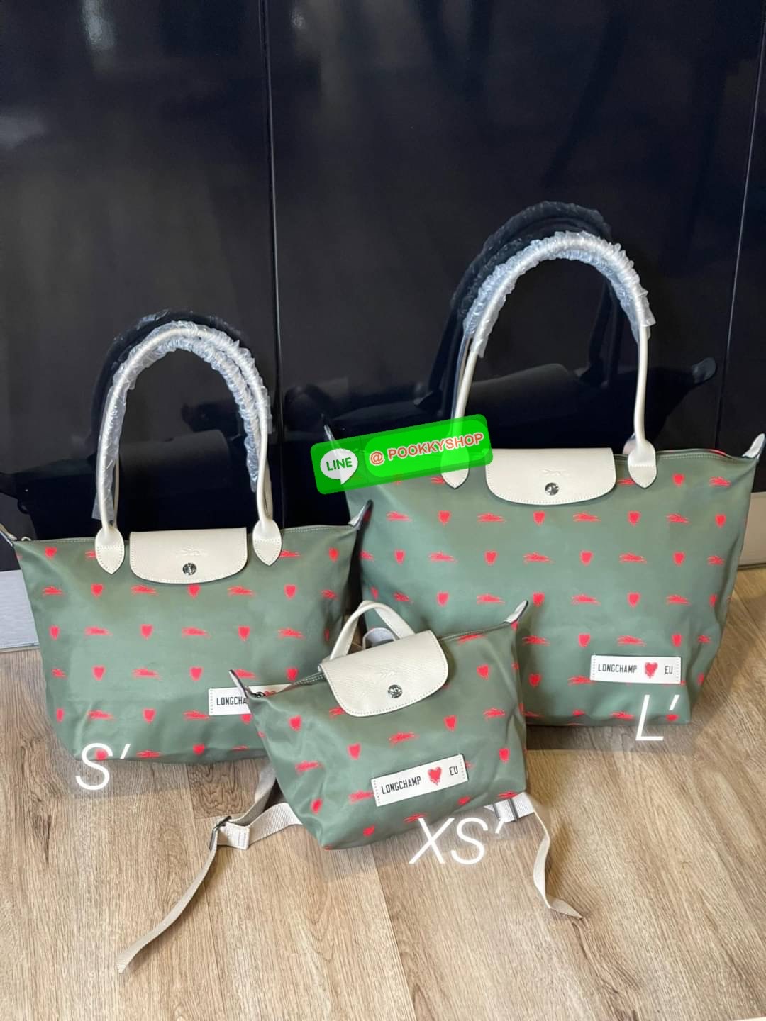 Longchamp x EU Le Pliage tote bag L คอลเลกชันพิเศษจาก Longchamp ที่น่ารักสุดๆ สำหรับซัมเมอร์นี้ กระเป๋ารูปทรงคลาสสิกที่มาในลวดลายและสีที่ออกแบบมาพิเศษ ยังคงความเป็น Le Pliage กระเป๋าสะพายไหล่ทรงTote ใส่ของได้จุอย่างเหลือเชื่อ ยังมีซิปปิดเพิ่มความปลอดภัย น