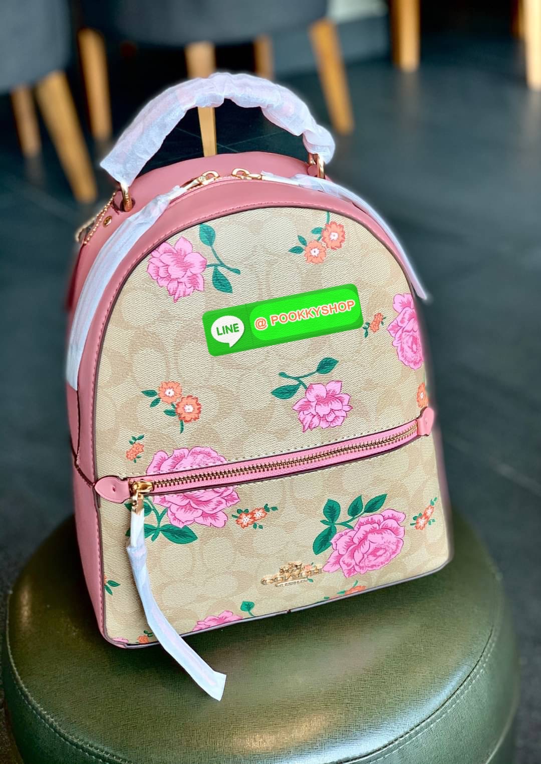 NEW IN! COACH JORDYN BACKPACK ((C1804//3011)) ไม่มียังไงไหว ต้องบอกว่าน้องสวยมากๆค่า! กระเป๋าสะพายหลังแบบมีหูหิ้ว หนังแแท้สวยค่ะ ❤️ทั้งใบปริ้นลายดอกไม้ สวยเด่ด สะดุดตาเลยทีเดียวค่ะ ด้านหน้ามีช่องซิปใส่มือถือหรือของจุกจิกลงไปได้ค่ะ เปิด-ปิดกระเป๋าแบ