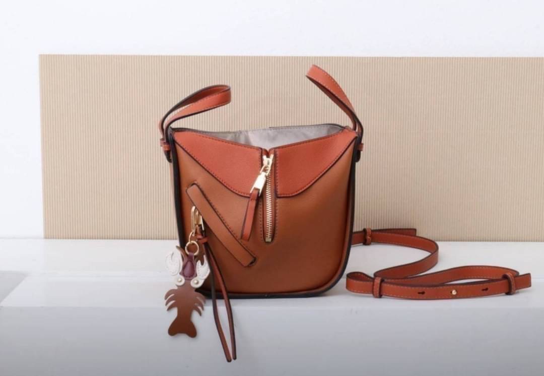 มาอีกรอบละจร้าาา Hammock รุ่นนี้ถามกันไม่เลิก เลยตั้งใจผลิตมาอีกครั้ง สวยๆทุกสี งายดีสวยเนี๊ยบทรงแป๊ะมาก พิเศษ..เลยจร้า แถมฟรี !! ตัวห้อยกุ้งน้อย เพิ่มความโดดเด่นขึ้นไปอีก ... งานนี้รับรองไม่ผิดหวัง ดีเทลรายละเอียดสวยมาก