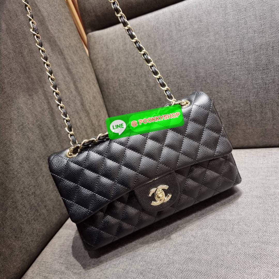 RESTOCK!! HOT ITEM!! Chanel premium for gift กระเป๋าสะพายหนังสังเคราะห์ลายคาร์เวีย อะไหล่พร้อมโซ่สะพายสีทอง ตัดกับกระเป๋าได้อย่างลงตัวและโดดเด่น เปิด-ปิดกระเป๋าด้วยตัวบิดล็อค ภายในกระเป๋ามีฝาปิดอีก 1 ชั้น บุหนังสีแดงโลโก้เด่น คม ชัด!! มีช่องโล่งกว้างจุของ