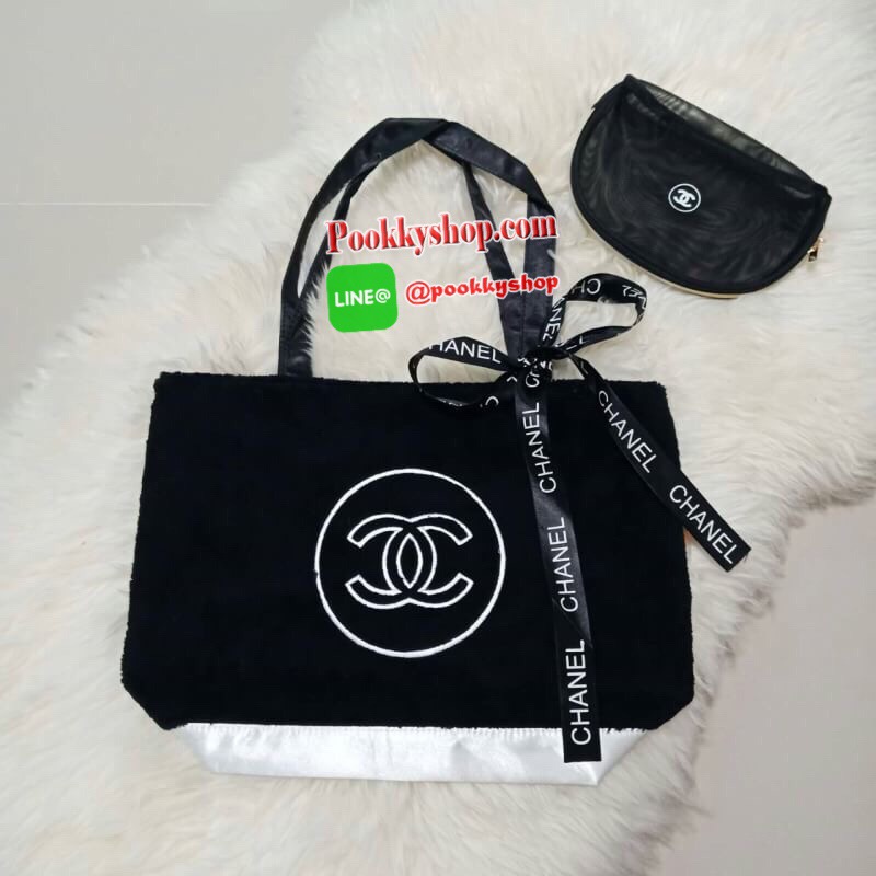 NEW ARRIVAL!! SETคู่ที่คุณต้องถูกใจ CHANEL SHOPPING RIBBIN BAG พร้อมกระเป๋า COSMETIC ขนนิ้มนิ่ม จากงานพรีเมี่ยมกิ้ฟ ของแถมจากน้ำหอม จากแบรนด์ CHANEL เนื้อกระเป๋าทำจากขนเทียม ผิวสัมผัสฟูนิ่ม ตกแต่งด้วยผ้าไนลอนด้านท้ายวางได้กันน้ำ!! ปักโลโก้แบรนด์ ด้านในเปิ