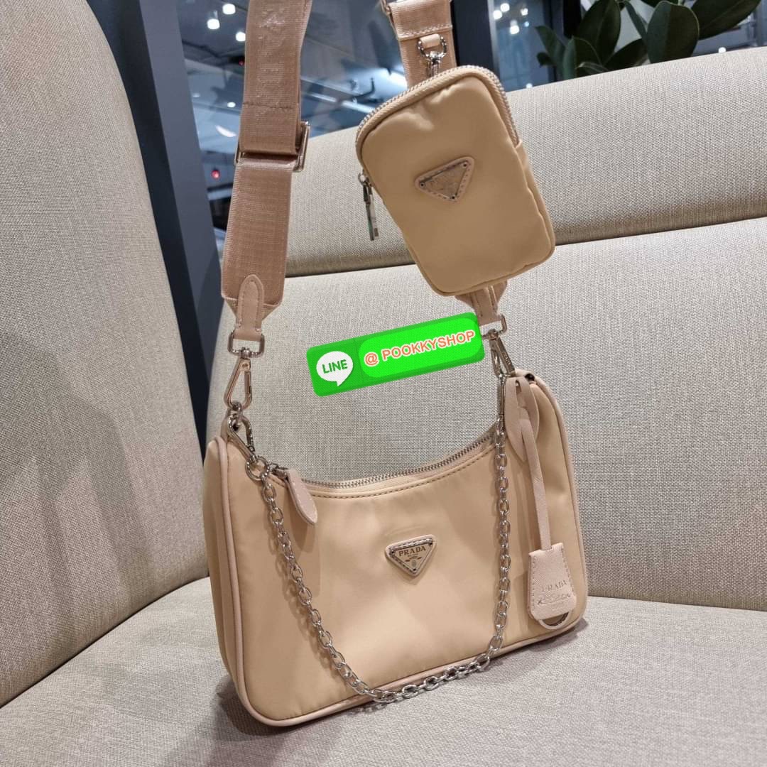 PRADA RE-EDITION 2005 RE-NYLON SHOULDER BAG ไอเท็มสุดปัง ที่ฮิตตลอดกาลไม่ว่าจะปีไหนๆ จัดให้ครบทั้งสีขายดีและสีใหม่ล่าสุด ที่สายคุณหนูห้ามพลาด!! กับกระเป๋าสะพายทรงคลาสสิค เหมาะเป็น everyday bag มากๆ วัสดุผ้าไนล่อนคุณภาพ พร้อมใบลูก ไว้ใส่เหรียญ ใส่กุญแจได้ส