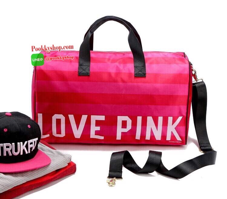 VICTORIA' S SECRET premium gift สำหรับสาวๆที่ชอบเดินทาง ใบนี้แนะนำได้เลยคร้า สีสันสดใส วัสดุnylon polyภายในบุอีก1ชั้น มี1ช่องซิป ด้านหน้าสกรีนโลโก้แบรนด์ เปิดปิดด้วยหัวซิปเดียว มาพร้อมสายสะพาย ปรับฟรีไซส์ กว้างและจุของได้เยอะ น้ำหนักเบา พับเก็บได้ เห