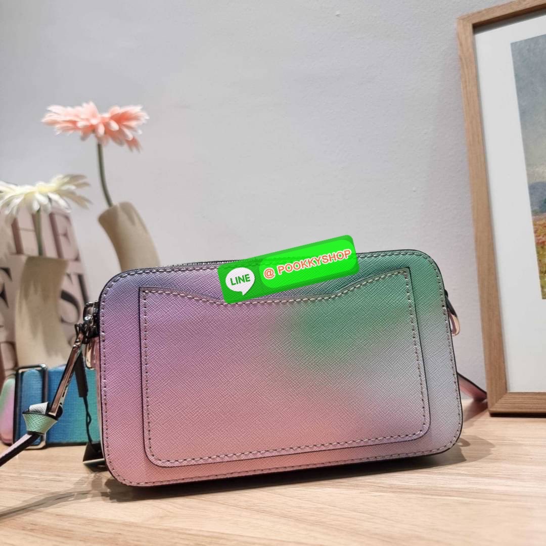 MARC JACOBS THE SNAPSHOT AIRBRUSH BAG สายหวานต้องมีแล้ว! ไอเท็มยอดฮิตที่โดดเด่นเป็นเอกลักษณ์ กับกระเป๋าสะพายข้างสุดปัง ลวดลายเพ้นท์สไตล์แอร์บรัช สวยละมุน เรียกได้ว่าไม่ซ้ำใคร!! วัสดุหนังวัว สวยอยู่ทรง เปิด-ปิดกระเป๋าด้วยซิป มีซิปหลัก 2 ช่อง แบ่งสัดส่วนไว้