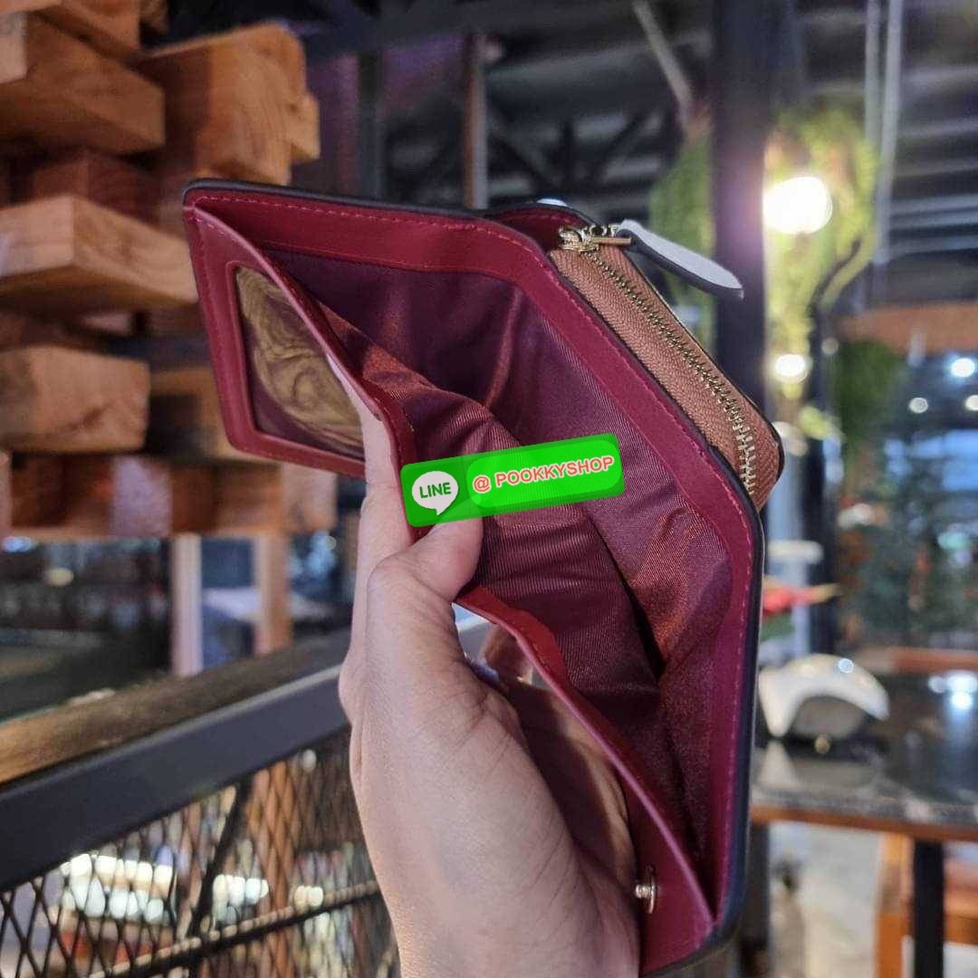 COACH 7331 SMALL TRIFOLD WALLET IN SIGNATURE CANVAS สวยคลาสสิค พกพาง่าย ใบเล็กน่ารักน่าใช้ ต้องยกให้ใบนี้จ้า ตอบโจทย์คนชอบพกน้อยที่สุด!! กระเป๋าสตางค์ใบสั้นหนังแคนวาสเคลือบคุณภาพดี ภายในเป็นหนังแท้ ใส่บัตร ใส่ธนบัตรได้ทุกชนิด มีช่องซิปแยก ใบเดียวใบนี้คือเ