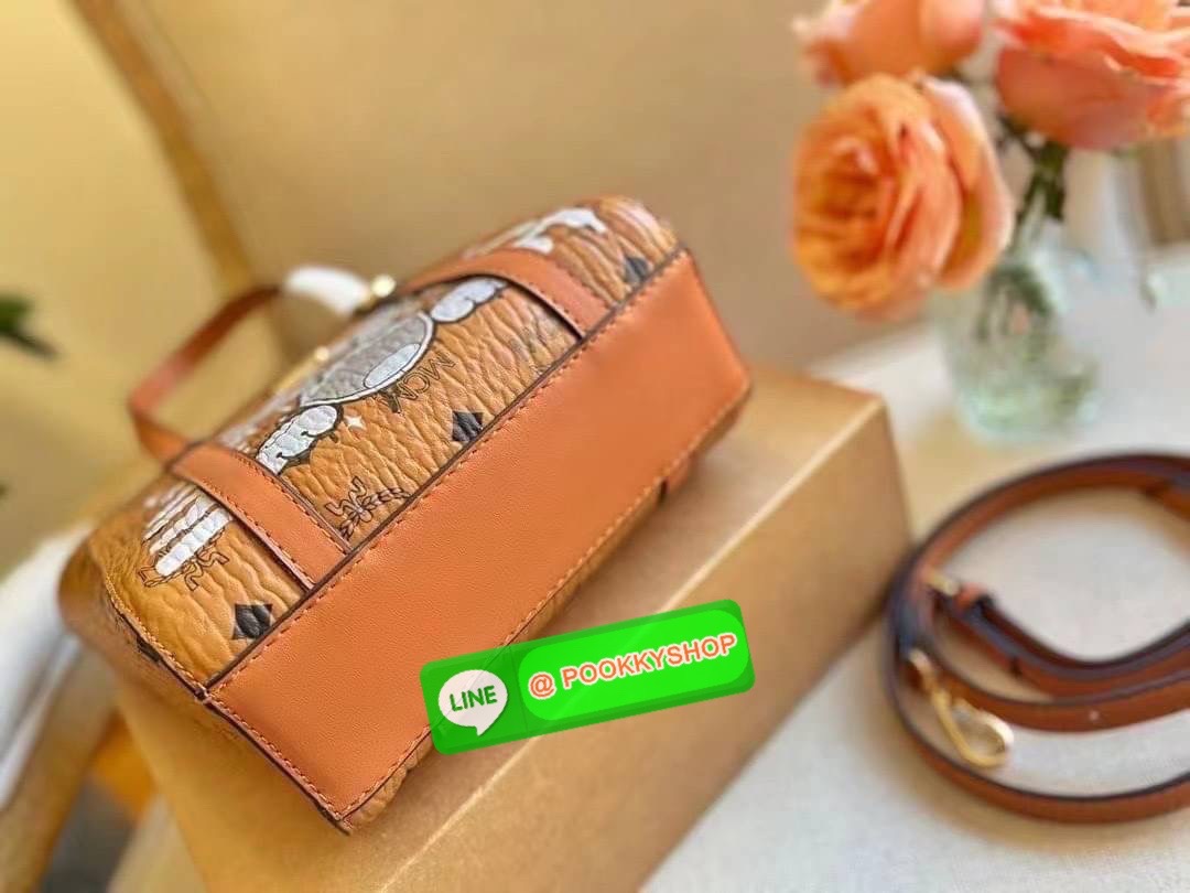 MCM Messenger & Shoulder Bags กระเป๋าถือ/สะพายข้าง ทรง shopper ไซส์มินิ สวยคลาสสิค พกพาสะดวก ใช้งานง่ายสุดๆ วัสดุหนังคุณภาพดี ปากกระเป๋ามีซิปรูดกันของหล่น รูดใช้งานง่าย ภายในเป็นช่องโล่ง มาพร้อมสาย crossbody ถอดถือคล้องแขนเก๋ๆได้สวยๆเลยน้า ใบจริงการันตีสว