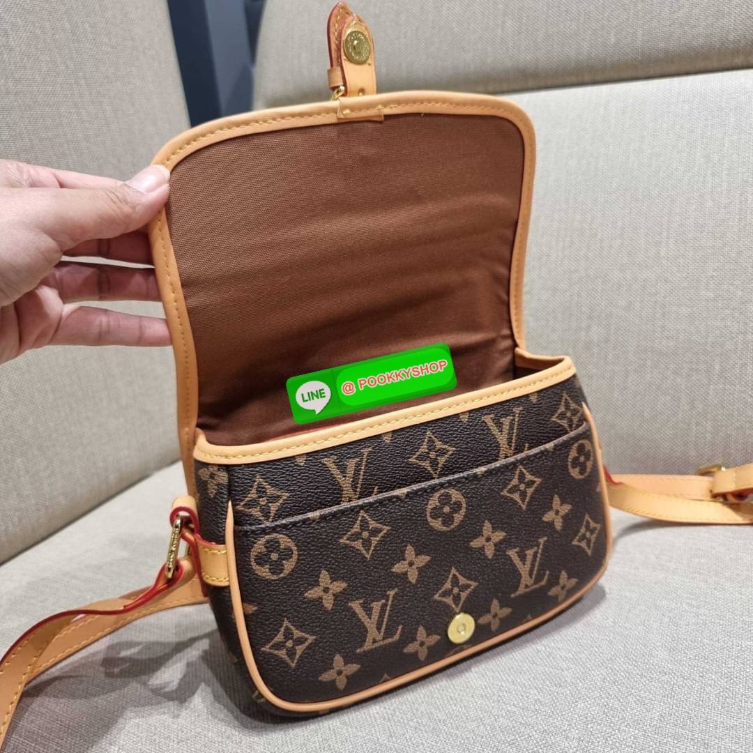 Rare item!! LV sologne crossbody bag ที่สุดของรุ่นหายากที่จัดเต็มให้แบบฟูลเซ็ท กระเป๋าสะพายราคาสุดคุ้มจากเคาน์เตอร์ dutyfree ที่ดีไซน์ออกมาน่ารักน่าใช้ ขนาดกำลังสวยมาก วัสดุหนังแคนวาส เปิด-ปิดด้วยกระดุมแม่เหล็ก ภายในโล่ง มีช่องซิปแยกให้ ใส่ของสำคัญได้สบาย