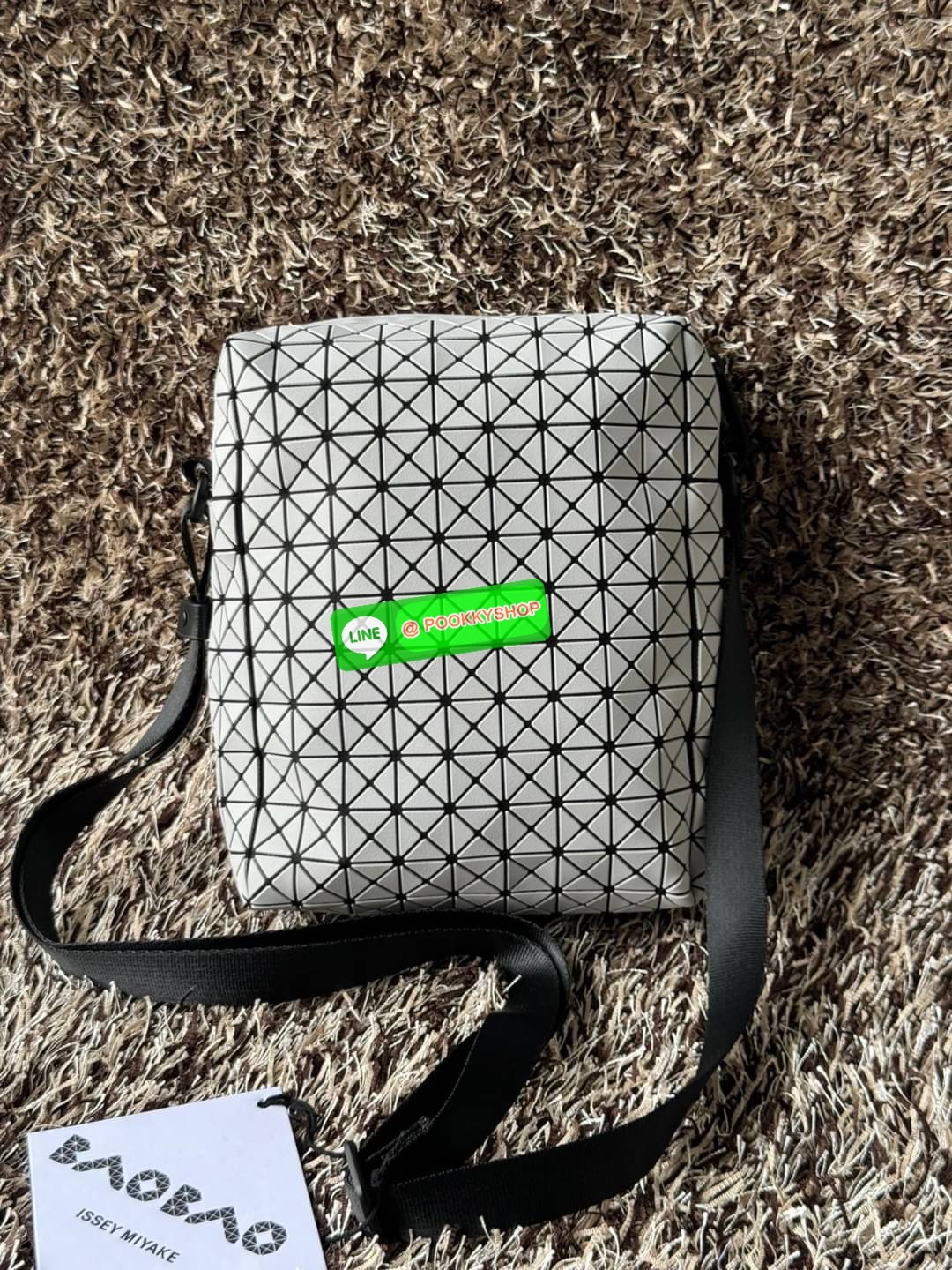 Bao bao issey miyake VOYAGER Shoulder Bag กระเป๋าสะพายข้างใบนี้มีสายสะพายปรับระดับได้ มีซิปเปิดปิดด้านบน และช่องแบบเปิดด้านใน ช่องกระเป๋าด้านนอกปิดด้วยปุ่มแม่เหล็ก มีขนาดที่สะดวกสำหรับเก็บสิ่งของจำเป็นทั้งหมดของคุณ VOYAGER คือเพื่อนร่วมเดินทางที่สมบูรณ์แบ