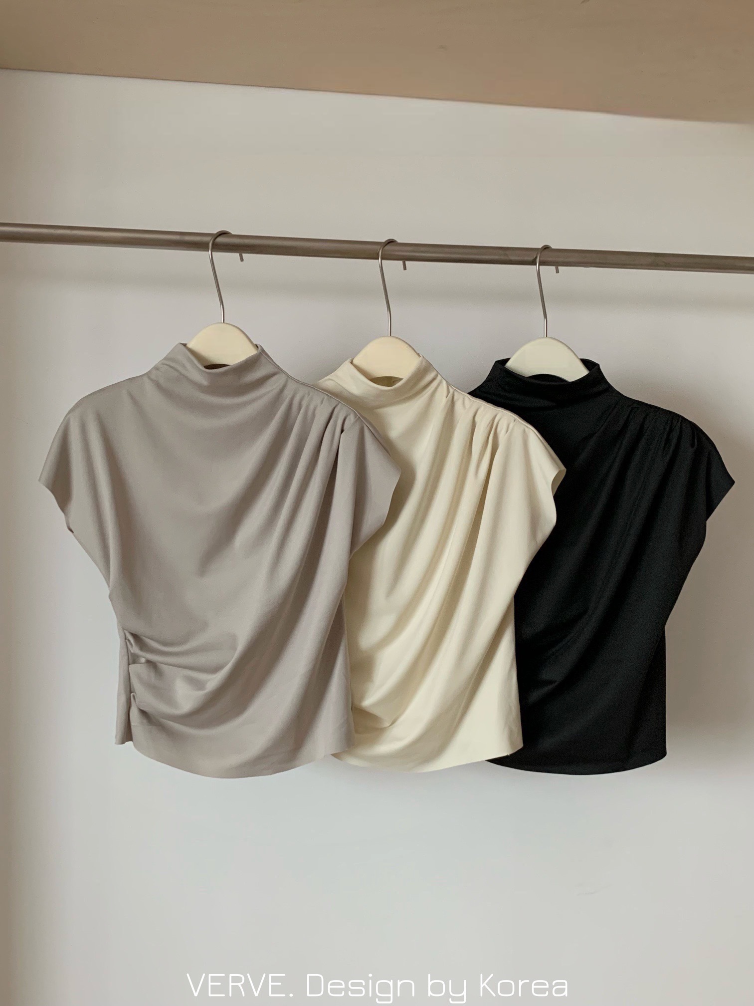 เสื้อแฟชั่น เสื้อแขนสั้นคอปีน ไหล่และเอวจับจีบระบายเฉียงพริ้วสวย