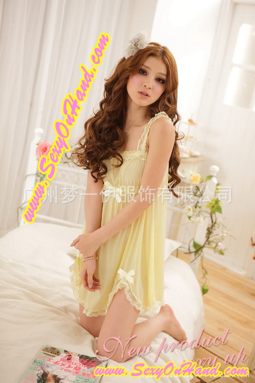 ชุดนอน คุณหนู ขุดนอนกระโปรง ชุดนอนสายเดี่ยวแฟชั่น สีเหลืองอ่อน เนื้อผ้ายืด Cottonผสม สเปนเด็กซ์ (Spandex) อย่างดี แบบชุดน่ารัก ใสๆหวานๆ แต่งเว้าชายพร้อมติดขอบระบาย เนื้อผ้ามีน้ำหนัก ทิ้งตัว นุ่มลื่น สวมใส่เย็นสบาย แบบชุดคุณหนูลุคหวานมากๆเลยคะ