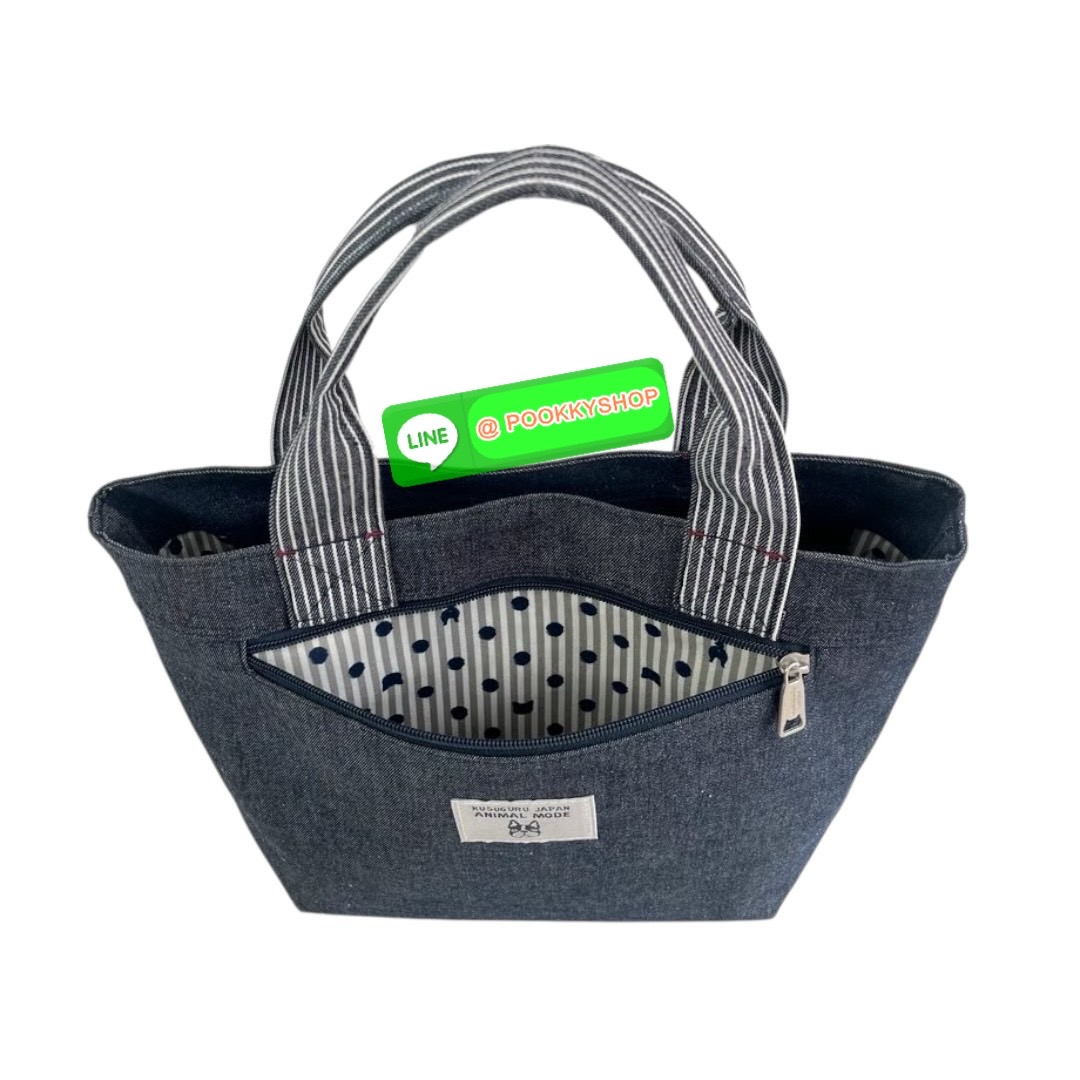 กระเป๋ามินิ Kusuguru Paulo Dyed Denim & Hickory ผ้าย้อมเส้นด้ายนี้มีเนื้อสัมผัสคล้ายผ้าเดนิม ต่างจากผ้าเดนิม ตรงที่ทนทานต่อสีตกและมีน้ำหนักเบา ลายปัก Sagara สามมิติอันโดดเด่นสะดุดตานั้นน่าประทับใจอย่างยิ่ง กระเป๋าใบนี้มีขอบกระเป๋าที่กว้างและขนาดที่ใช้งานง