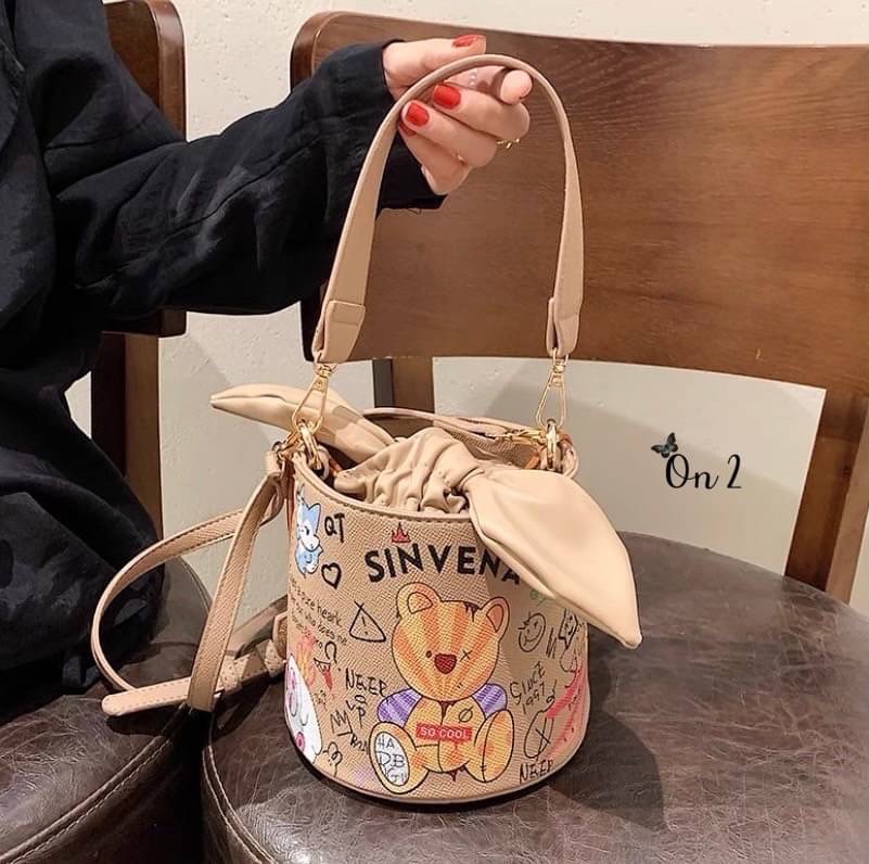 กระเป๋าสะพายทรงถัง หนังพิมพ์ลาย เปิดปิดแบบหูรูด อะไหล่ทอง มาพร้อมสายสะพายยาวครอสบอดี้ งานน่ารักมากค่ะ