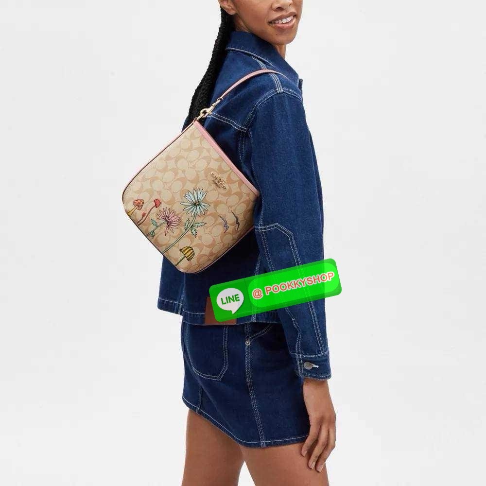 🔆 Model COACH CU394 COACH x OBSERVED BY US CITY BUCKET BAG IN SIGNATURE CANVAS 🔆 Details ใหม่! กระเป๋าสะพายทรงบัคเก็ต ดีไซน์รูปทรงคลาสสิค อินกับกระแสสุดๆ ตกแต่งลวดลายให้น่าใช้ขึ้น และยังมีกระดุมแม่เหล็กปิดปากกันของหล่น มาพร้อมสายสะพายถึง 2