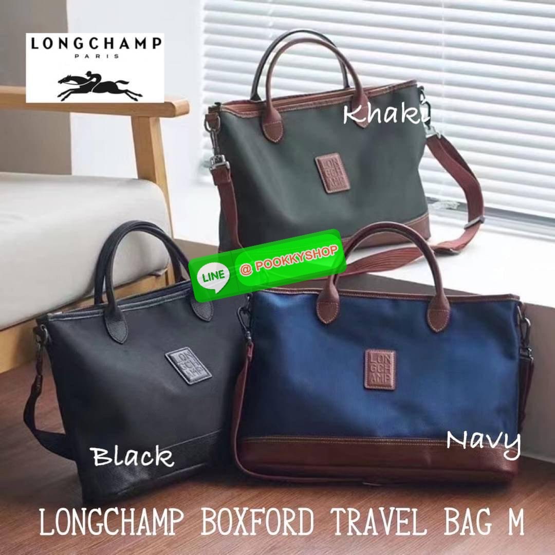 LONGCHAMP BOXFORD TRAVEL BAG M กระเป๋าเดินทางขนาดกลาง มาพร้อมสายสะพายที่สามารถถอดได้ ให้คุณเลือกสะพายไหล่หรือถือได้ มีซิปรูดเปิดปิดกระเป๋าที่ให้คุณมั่นใจได้ว่าคุณจัดเก็บไอเท็มของคุณได้อย่างมิดชิด บ็อคฟอร์ด (BOXFORD) สะท้อนความเป็นเอกลักษณ์ของแบรนด์ที่เปี่