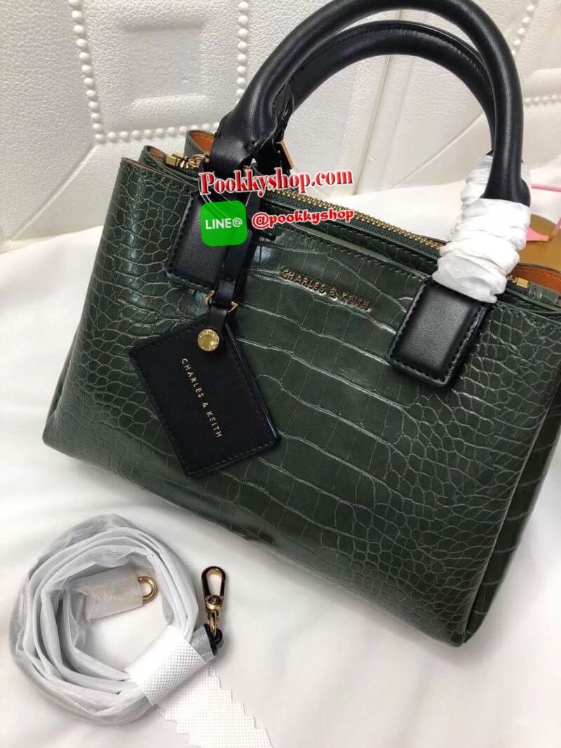 New arrival!! CHARLES & KEITH กระเป๋าถือ/สะพาย วัสดุ Saffiano คุณภาพดี น้ำหนักเบา ด้านหน้าประดับด้วยโลโก้แบรนด์สุดหรู เปิดปิดกระเป๋าด้วยกระดุมแม่เหล็กและซิป ด้านในโล่งกว้างมีช่องซิปสำหรับใส่ของ ใส่กระเป๋าสตางค์ใบยาวได้ Iphone+ได้ทุกรุ่น จุของได้เยอะ มาพร้