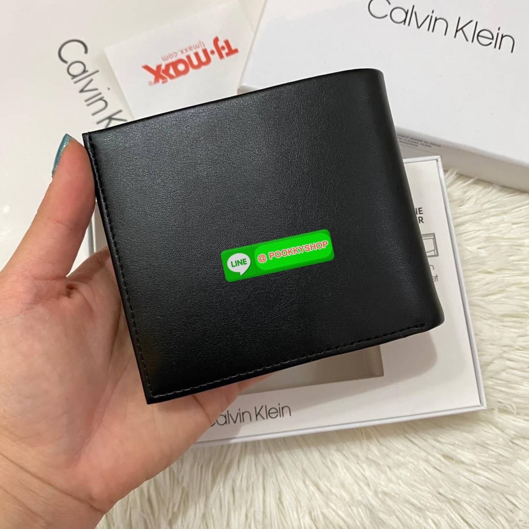 Calvin Klein Bifold Leather Short Wallet กระเป๋าสตางค์ใบสั้น และ ที่ใส่บัตรย่อยแบบเป็นสัดส่วน หนังดี นุ่มมือ รูปลักษณ์เรียบหรูแต่เท่ห์ตามแบบฉบับของแบรนด์Set นี้มาเท่าไรก็หมดคะ รีบจับจองนะคะ มาพร้อมถุงกระดาษแบรนด์และกล่องจ้า สุดคุ้มมอบให้เป็นของขวัญหรือใช้