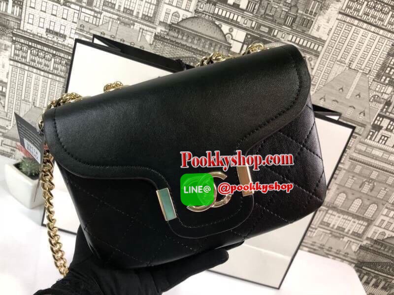 Chanel อเนกประสงค์ รุ่น Limited edition วัสดุหนังแกะเรียบขนาดเล็กกะทัดรัดน้ำหนักเบามีช่องใส่ของจุกจิกเปิดปิดด้วยฝาปิดกระดุม และซิป มีช่องใส่บัตร ช่องซิป ใส่กระเป๋าสตางค์ใบกลางได้ค่ะตัวจริงสวยมากๆถูกใจรีบจองนะคะใส่มือถือได้ทุกรุ่นสายสะพายยาวคู่สะพายได้สองแ