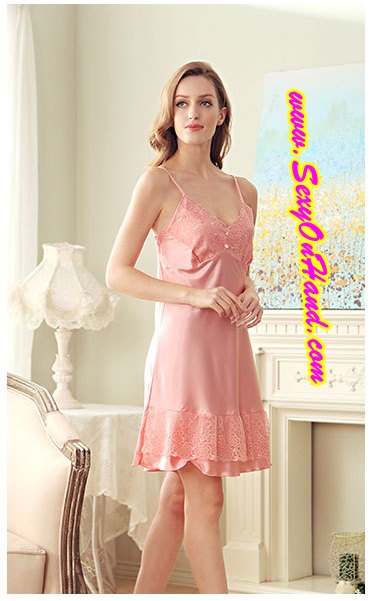 ชุดนอนผ้าไหม ชุดนอนคุณหนู สุดหรู ผ้าไหมสายเดี่ยว สีพีชอ่อน ออกโอรส แต่งกระดุมผ้า และงานลูกไม้ปัก ช่วงอกและชาย เนื้อผ้าสวยหรู งานเย็บเกรดพรีเมี่ยมคะ