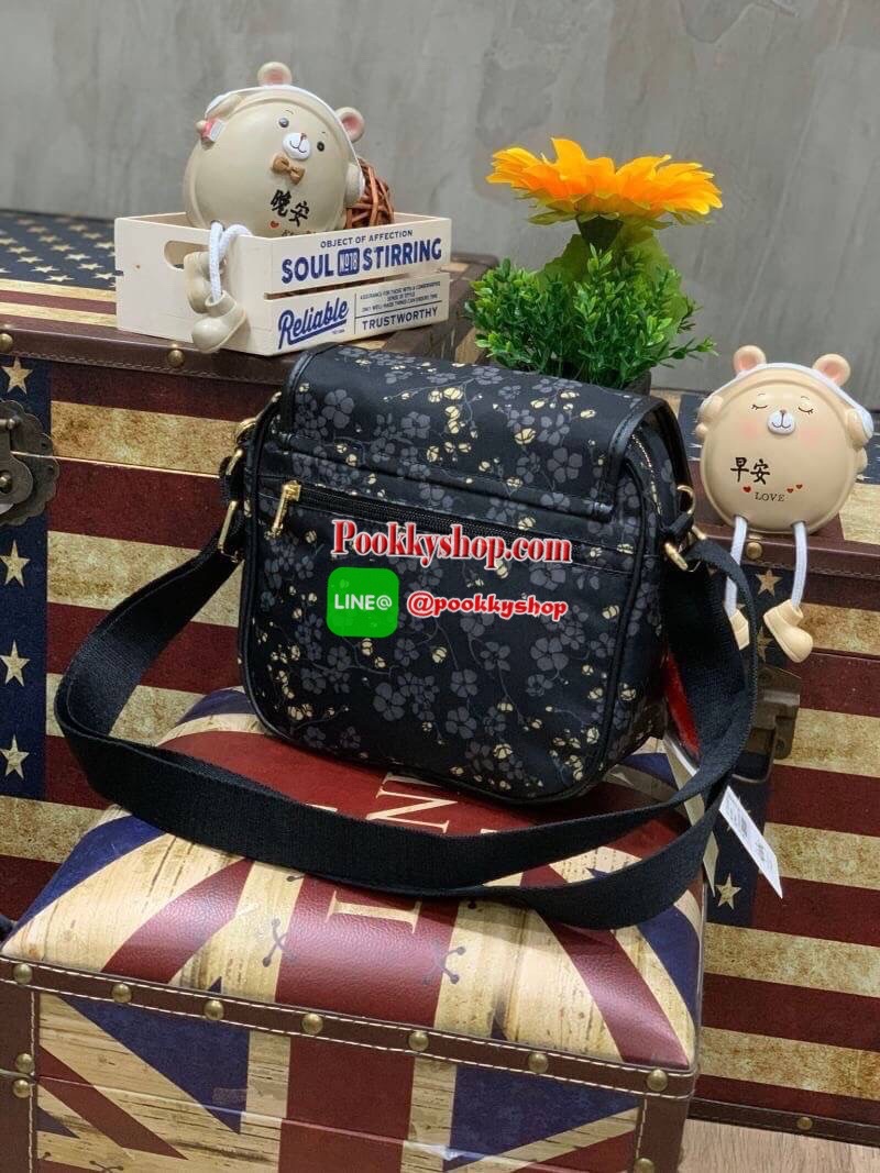 Kipling Nuria Shoulder Bag กระเป๋าสะพายคอลเลคชั่นล่าสุดของsatin camoรูปทรงสวยขนาดกระทัดรัด เปิดด้วยกระดุมแม่เหล็ก มีช่องกระเป๋าด้านหน้า มีช่องซิปหลัก ช่องซิปและช่องใส่ของจุกจิก พร้อมสายห้อยกุญแจด้านใน ด้านหลังมีช่องซิป สายสะพายเลื่อนปรับได้ตามต้องการ สะพา