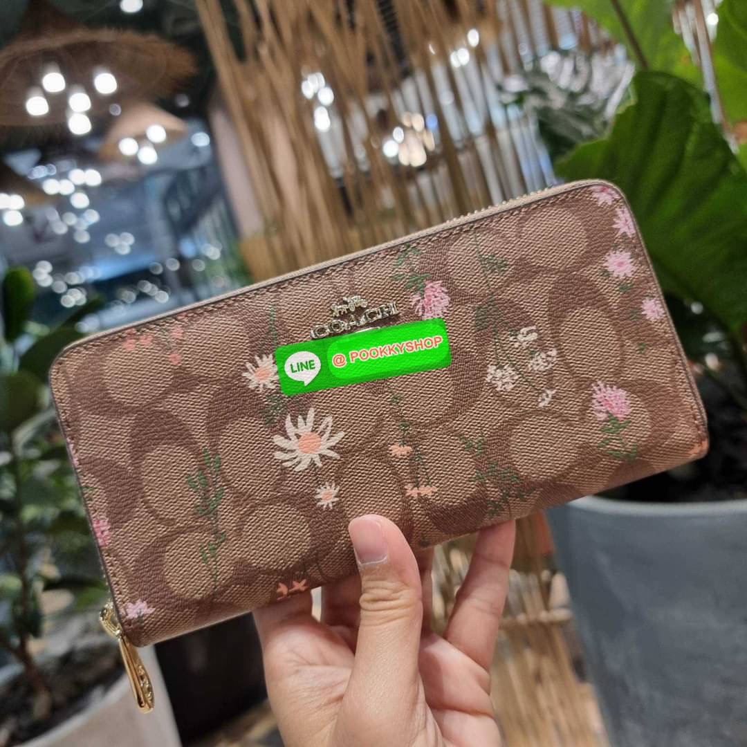 COACH C8736 LONG ZIP AROUND WALLET IN SIGNATURE CANVAS WITH WILDFLOWER PRINT น้องน่ารัก คอลใหม่ล่าสุด กระเป๋าสตางค์ใบยาวกึ่งคล้องมือ รุ่นขายดี มาในดีไซน์สุดคิ้วท์ น่าใช้!! วัสดุหนังแคนวาสเคลือบลาย มาพร้อมสายคล้องมือ ถอดออกได้ ภายในใส่บัตรได้เยอะ มีช่องซิป