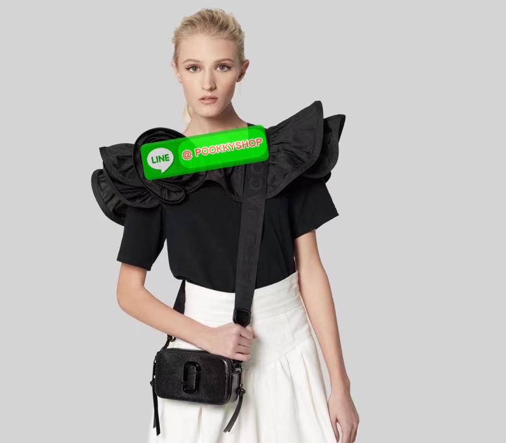 March Jacop Snapshot MJ Cross Body Bag กระเป๋าสะพายข้าง วัสดุหนัง Saffiano ด้านหน้าประดับด้วยโลโก้ J อันเป็นสัญลักษณ์ของแบรนด์ อะไหล่ทองหรูหรา มาพร้อมสายสะพายโลโก้แบบปรับได้ แบ่งเป็น2ช่องซิป ใบนี้คือเรียบหรูแต่ดูดีมาก ไม่ควรพลาดเลยค่า