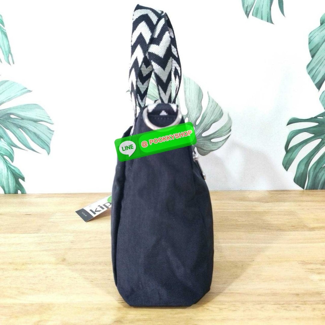 Kipling Kanaan กระเป๋าถือหรือสะพาย ขนาดเล็ก กะทัดรัด ดีไซน์เรียบ หรู วัสดุ ด้านนอก Nylon+ ซับใน Recycled Polyester มีช่องแยกใช้งานหลายช่อง ประกอบด้วย -ช่องซิแด้านหน้า 1 ช่อง -ช่องใช้งานหลักด้านใน 1 ช่อง พร้อมช่องแยกจัดเก็บ และ ช่องซิปย่อย -ด้้านหลังมีช่อง
