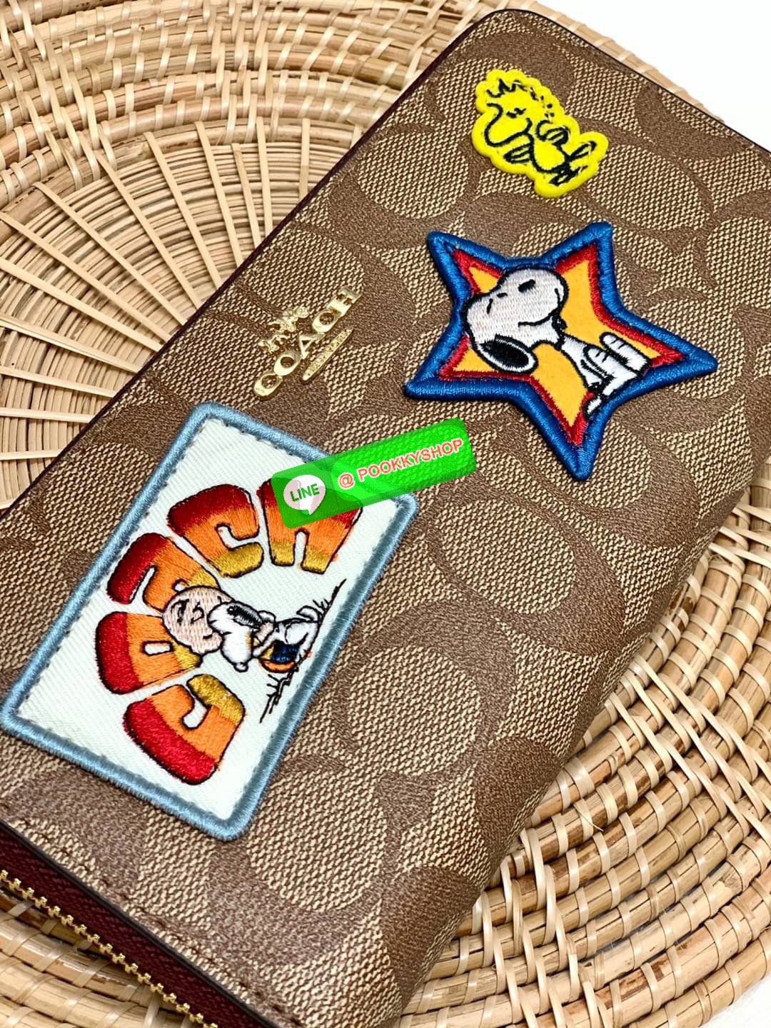 💥NEW IN!💥🌈สินค้าจำนวนจำกัด ห้ามพลาดจร้าา! COACH X PEANUTS LONG ZIP AROUND WALLET IN SIGNATURE CANVAS WITH VARSITY PATCHES ((C4598)) พร้อมส่ง น้องน่าใช้มากๆค่ะ! กระเป๋าเงินใบยาว แบบซิปรอบ มาพร้อมสายคล้องมือถอดออกได้หนึ่งสายค่ะ ด้านห