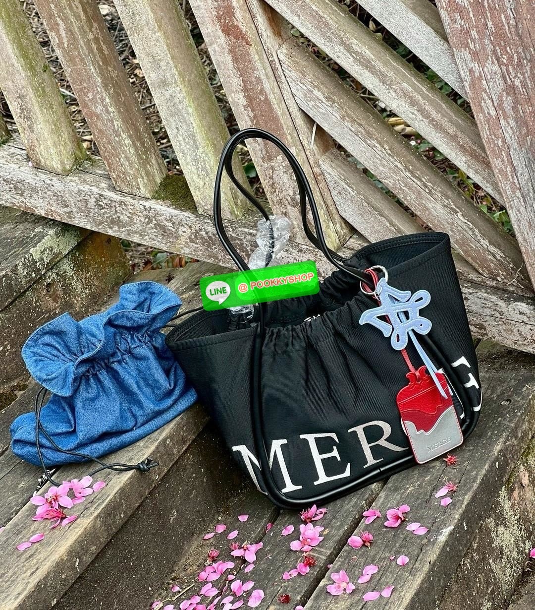 MERGE A DAY MEDIUM BAG 🔖พร้อมส่ง! กระเป๋าหิ้วหรือคล้องไหล่ ทรงสวย วัสดุผ้าทอเทคนิค Flyknit อย่างดี แต่มีน้ำหนักเบา หูหิ้วแบบหนังมีความแข็งแรงในการใช้งานค่ะ ภายในโล่งกว้าง ใส่สัมภาระได้เยอะค่ะ