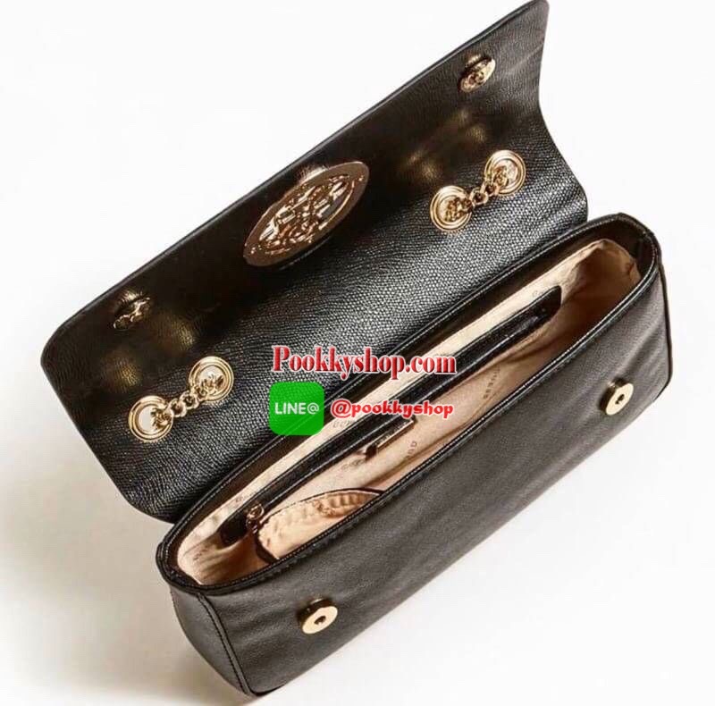 Guess Open Road Crossbody bag กระเป๋าสะพายข้างรุ่นใหม่ชนช้อปจากGuess สะพายได้ทั้งสายคู่และสายเดี่ยวในสไตล์ครอสบอดีร์ก็ได้ สายสะพายโซ่ต่อหนังไม่เจ็บบ่า วัสดุหนังsynthetic เปิดปิดด้วยกระดุมแม่เหล็ก2ตำแหน่ง ภายในใช้งานหลัก ช่องมือถือ และช่องซิป ใส่มินิไอแพค/