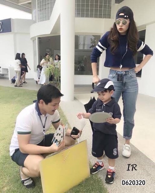 รีพีทแบบขายดี!!! พร้อมส่ง Roger Vivier ชนช็อป วัสดุหนังนิ่มแต่งอะไหล่เพชรสี่เหลี่ยมด้านหน้า ดาราเซเลบใส่กันเยอะมากๆคะรุ่นนี้ ใส่แล้วทำให้ลุคของคุณดูเด่นมากๆ ดังนั้นสาวๆไม่ควรพลาดรุ่นนี้เลยนะค้า