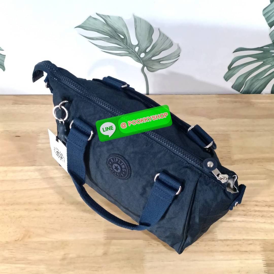 KIPLING AMIEL Medium Handbag กระเป๋าถือหรือสะพาย วัสดุ Nylon + Polyester ช่องหลักเปิด-ปิดด้วยซิป โล่ง กว้าง สามารถจุของได้เยอะ ด้านในมีช่องใส่ของทั้งซ้ายและขวา ด้านหลังมี ช่องลึกอีก 1 ช่อง พร้อมสายสะพายยาวปรับได้ free size เหมาะกับวันไปทำงาน วันสบายๆ สามา