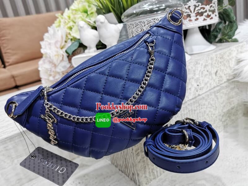 NEW ARRIVAL! Guess Kyli Fanny Pack Belt Bag 2019 กระเป๋าสะพาย/คาดเอว/คาดอกรุ่นใหม่ล่าสุดจาก GUESS FACTORY วัสดุหนังเเกะสังเคราะห์แบบนิ่มลายตารางเปิดปิดด้วยซิป ด้านหน้าประดับโซ่ห้อยโลโก้ดูมีดีเทล ด้านหลังมีช่องซิป ภายในมีโลโก้และช่องซิป สะพายได้หลายแบบไม่จ