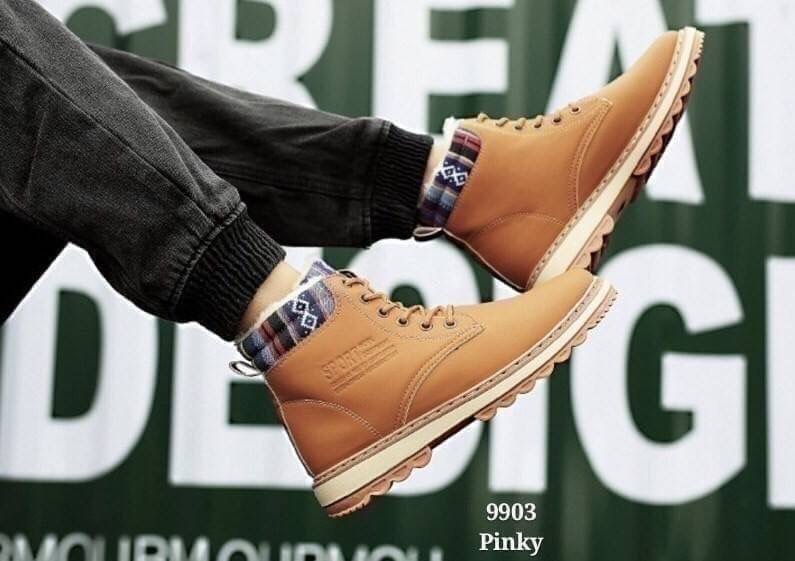 พร้อมส่ง 9903 รองเท้าหนังหุ้มข้อชาย 9903 งานนำเข้าอีกงานที่หนุ่มๆ ตามหา งานคุณภาพ หนัง pu พรีเมี่ยม ด้านในบุผ้าสำลี พื้นกันลื่นอย่างหนา ปลายข้อแต่งลายเล็กน้อย เท่ห์ได้อีก สวมง่าย ใส่สบาย ซับเหงื่อได้ดี งานดีมีน้อย ราคาเบามั่กๆ