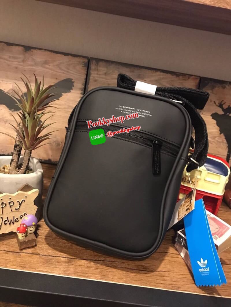 Adidas 3d airliner crossbody bag กระเป๋าสะพายในแนวตั้งเพิ่มลุคช์ให้คุณดูดี เปิดปิดด้วยซิปปั้มโลโก้แบรนด์ ภายในช่องใหญ่มีช่องซิป1ช่องแยกเป็นสัดส่วน สามารถสะพายเป็นสายคู่หรือสายเดี่ยวได้ ด้านหน้าและด้านหลังเพิ่ม1ช่องใส่ของจุกจิก สายซิปrubber กันน้ำซึมผ่านได
