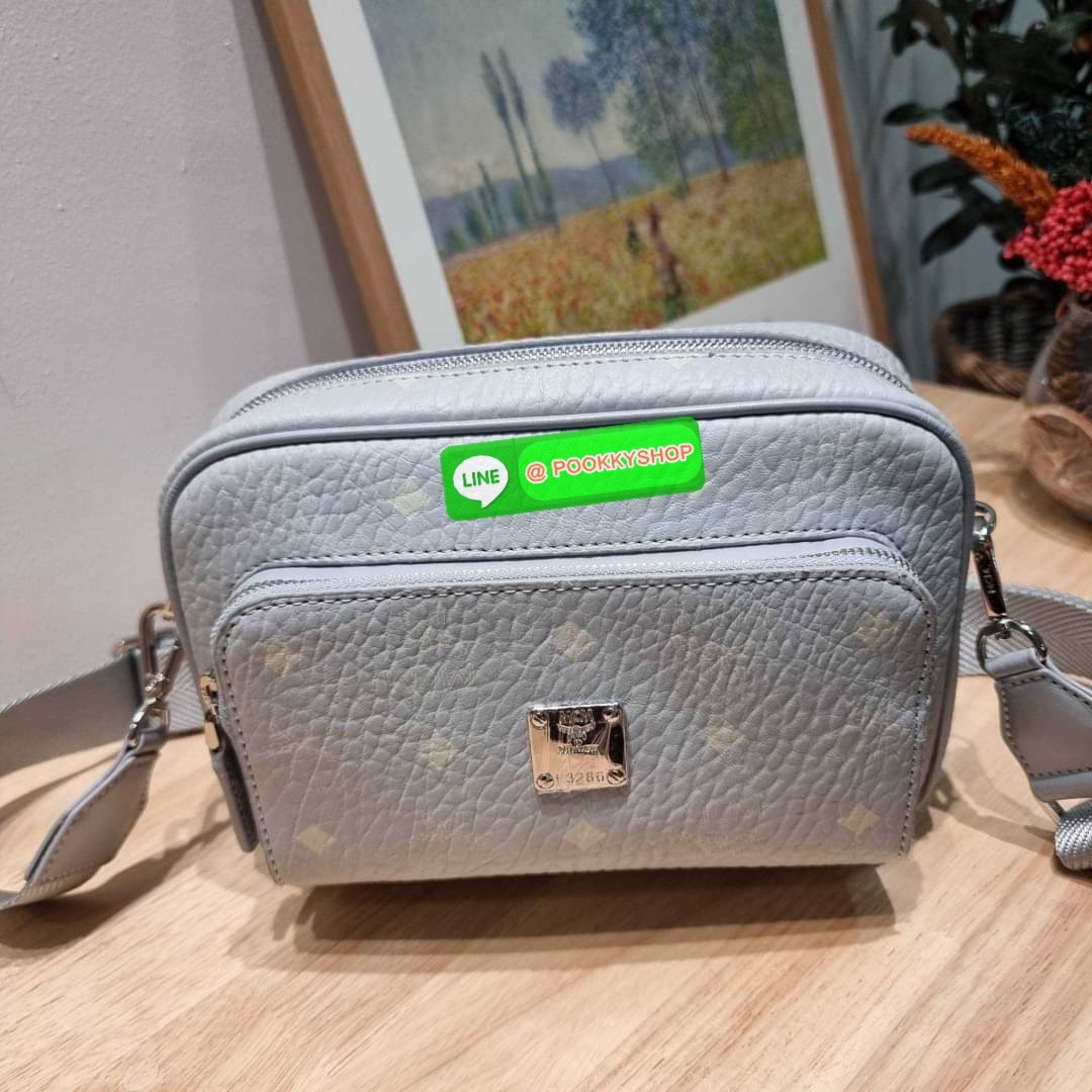 MCM KLASSIK CROSSBODY BAG สีใหม่ต้อนรับซีซั่นใหม่!! สาวกเอ็มซีเอ็มต้องมีน้า!! ใครๆเค้าก็สะพายกัน!! กระเป๋าสะพายข้างทรงครอสบอดี้ ที่ดาราใช้กันเพียบ!! รุ่นนี้หนุ่มๆสะพายหรือสาวๆก็สะพายได้น้า ขนาดกำลังดี วัสดุหนังแคนวาสคุณภาพดี มีช่องหลัก 2 ช่อง เปิด-ปิดด้วย