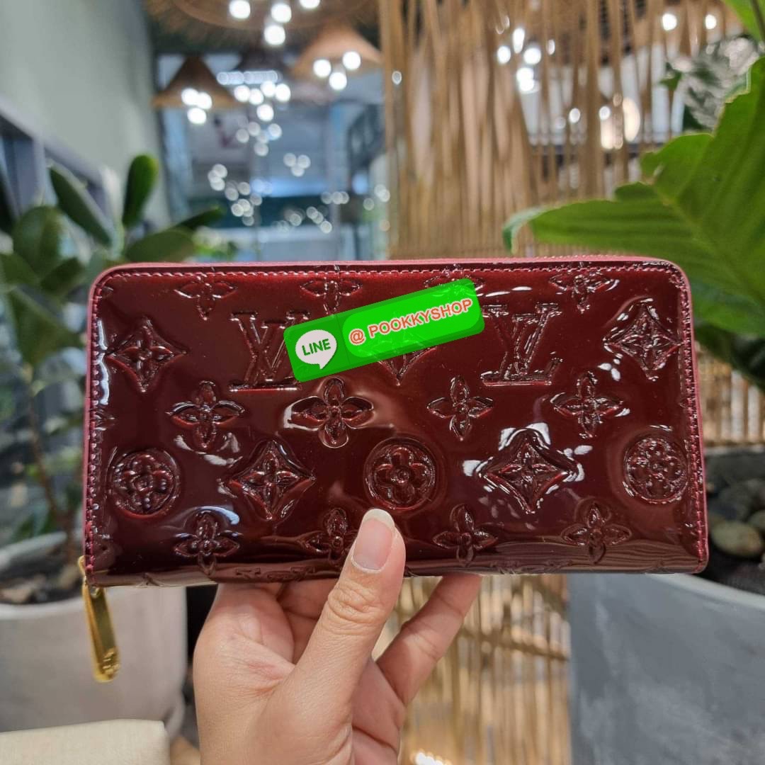 NEW IN!! LV long zip wallet with gwp กระเป๋าสตางค์พรีเมี่ยมกิ๊ฟ ดีไซน์ล่าสุด หนังแก้ววิบวับ หรูหรามาก ใบยาวขนาดกำลังเหมาะมือ ถือแล้วขับผิว ถือออกงานก็คือเลิศ วัสดุหนังแก้วเคลือบผิวกลิตเตอร์ เล่นกับแสงสวยมาก เปิด-ปิดด้วยซิปรอบ ภายในมีช่องใส่บัตรเยอะมาก มีช
