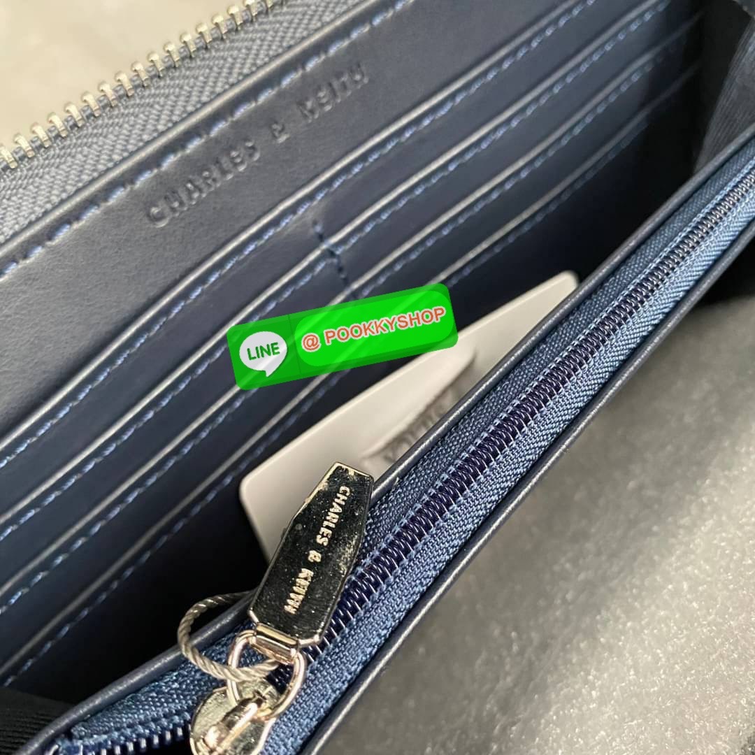 CHARLES & KEITH LONG ZIP AROUND WALLET กระเป๋าเงินใบยาวซิปรอบถูกหลังฮวงจุ้ย คอลเลคชั่นสีสุภาพหนังปั๊มลายคาเวียร์ทั้งใบ น้ำหนักเบา ด้านในกระเป๋าแบ่งเป็น 3 ช่องใหญ่ มีช่องซิปใส่เหรียญตรงกลาง จุการ์ด 12 ช่อง สามารถใส่ธนบัตรได้ตามยาวอีก 2 ช่อง มาพร้อมกล่องและ
