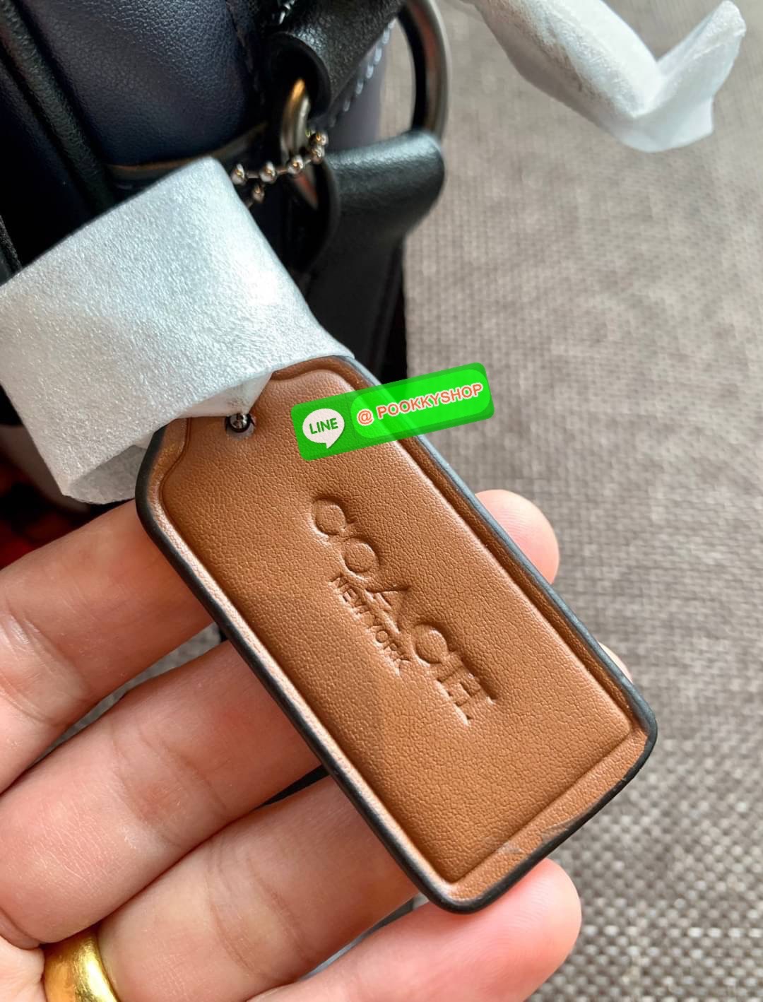 COACH TRACK CROSSBODY IN COLORBLOCK ((4141//4021)) พร้อมส่งที่ไทย ใหม่ล่าสุดค่ะ! กระเป๋าสะพายครอสบอดี้ร์หรือสะพายข้าง หนังแท้ชั้นดีที่สุด หนังนิ่มสวยมากๆค่ะ ด้านหน้าเย็บป้ายหนังโลโก้แบรนด์ เปิดปิดกระเป๋าแบบกดล็อคสองข้าง ภายในมีช่องตอนหน้าหนึ่งช่อง;มีซิปเป