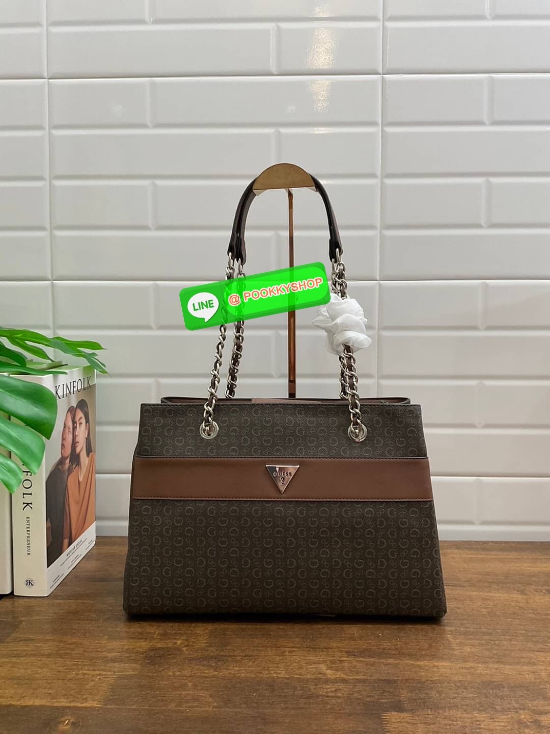 GUESS กระเป๋าสะพายผู้หญิง รุ่น SV859606 VIOLET SATCHEL กระเป๋าถือหรือสะพายสินค้านำเข้าจาก GUESS FACTORY รุ่นยอดนิยม ลายโลโก้ รอบใบ หนัง faux-saffiano หนังคุณภาพดี ตั้งอยู่ทรง สายโซ่ทองต่อหนังสะพายไม่เจ็บไหล่ โลโก้แบรนด์ สวยโดดเด่นที่กระเป๋าด้านหน้า เปิดปิ