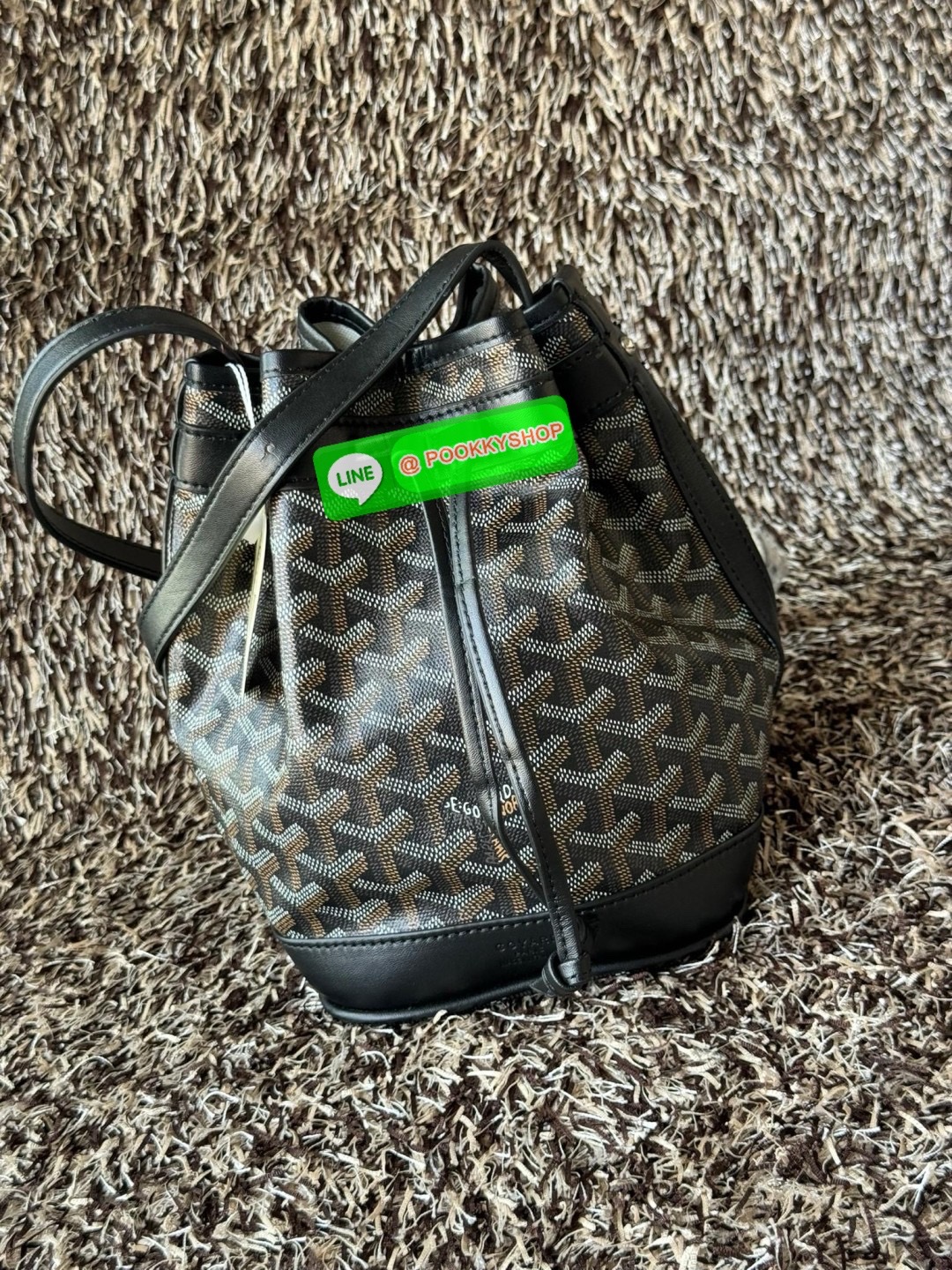 GOYARD PETIT FLOT BUCKET BAG กระเป๋าทรงถังรุ่น Petit Flot เป็น re-issue ของรุ่นดั้งเดิม ด้วยรูปทรงที่ถูกออกแบบมาอย่างสวยงาม ลงตัว เข้ากับทุกการแต่งตัว รวมถึงทันกระแสแฟชั่นทุกยุคทุกสมัย ภายในกว้างจึงสามารถบรรจุสิ่งของได้เยอะจุใจและเก็บของต่าง ๆ ได้อย่างปลอ