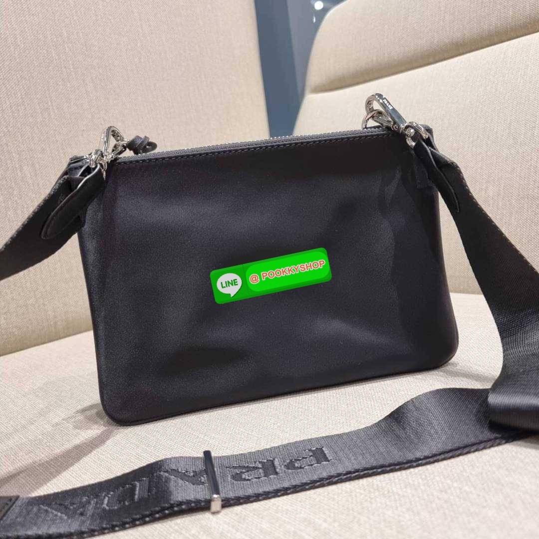 PRADA RE-EDITION 2000 RE-NYLON SHOULDER BAG ไอเท็มสุดโปรด unisex กระเป๋าสะพายข้าง ดีไซน์เรียบง่าย แต่มีความหรูในตัว รูปทรงพกพาสะดวก หยิบใช้ได้ในทุกๆวัน อีกหนึ่งคอลเลคชั่นขายดี วัสดุผ้าไนล่อนคุณภาพ พร้อมใบลูก ไว้ใส่เหรียญ ใส่กุญแจได้สารพัด เปิด-ปิดด้วยซิปห