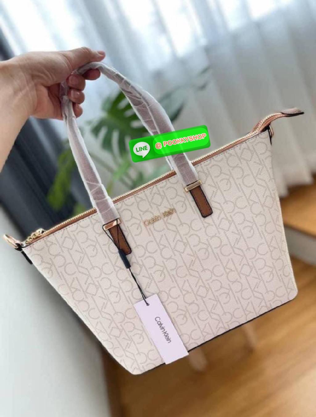 กระเป๋าทรงช้อปปิ้ง จากแบรนด์ Calvin Klein หนังดี ทรงสวยมาก มาพร้อมสายสะพายหนัง ถอดได้ ปรับระดับได้ เปิดปิดด้วยซิปบน ภายในโล่งกว้าง ซับในอย่างดี มี 1 ช่องซิป และ1 ช่องเล็ก