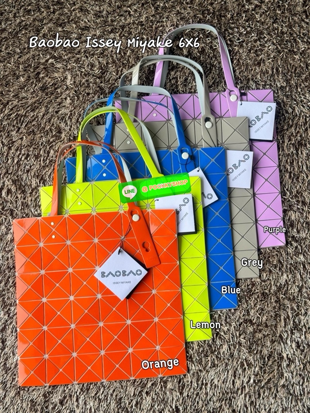 Baobao Issey Miyake 6x6 กระเป๋า Tote รุ่นนี้ถือว่าเป็นกระเป๋า Tote ไซส์กลางที่เหมาะกับการพกพาสิ่งของที่จำเป็นในทุก ๆ วัน มาพร้อมสายที่สามารถปรับได้ทั้งสองสาย และมีช่องใส่ของช่องเล็กด้านใน 1 ช่อง จุของได้เยอะแถมยังทนทาน ใช้เป็น Everyday Bag ได้เลยคะ พกพาสะ