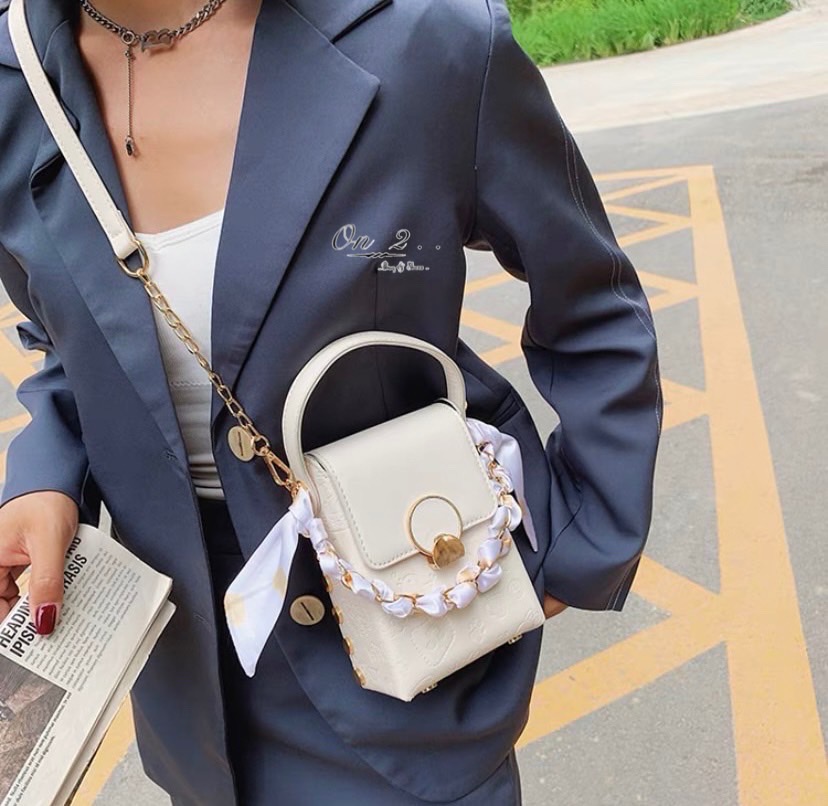 กระเป๋าสะพายข้างทรงกล่อง ไซส์มินิสะพายง่ายแมทเข้ากับทุกลุค สายสะพายยาวครอสบอดี้ได้ค่ะ ใส่โทรศัพท์ใส่ของจุกจิก