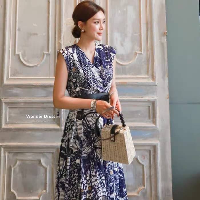 NEW ARRIVAL KOREA DESIGN BY WONDER DRESS เดรสทรงเจ้าหญิงเนื้อผ้าโพลีเอสเตอร์อย่างดี เนื้อนิ่มสวมใส่สบาย โดดเด่นด้วยลวดลายสีกรมที่พิมพ์บนผืนผ้า แต่งดีเทจจับจีบรอบตัวทรงสวยมากคะ ซิปซ่อนด้านหลังสวมใส่สบาย งานมีซับในอย่างดีทั้งตัว รุ่นนี้มีเข็มขัดใหญ่สีดำมาให