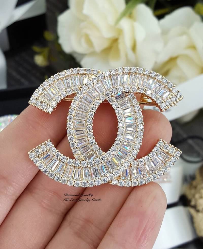 Super Hi-End Quality !!!!!! ทีเด็ดอีกตัวของวันนี้มาแล้วจ้าาาายกให้กับ Chanel Brooch ตัวนี้ค่ะ รุ่นนี้เป็นงานซุปเปอร์ไฮเอนนะคะ งานสวยยยยที่สุดเกรดดีที่สุดนะคะ วัสดุเกรดเทียบเท่าของแท้ งานเกรดจิวเวอรี่ ใส่เข้า shop ได้เลยค่ะรุ่นนี้ งานอย่างดีเพชร “Premium C