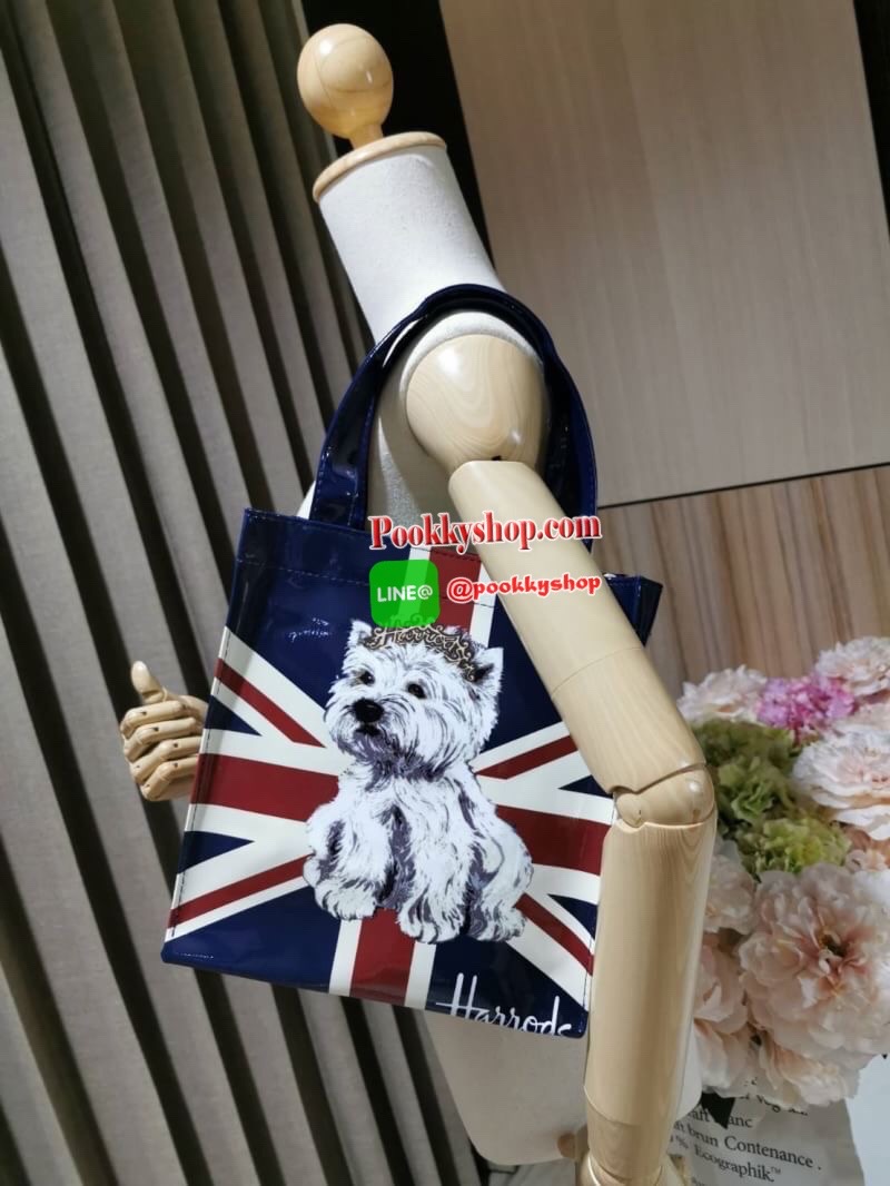 ลายนี้เข้าแล้วนะคะ! พร้อมส่งไอเท็มยอดนิยม! Harrods London Top-handle Shopping Bag กระเป๋า Shopping แบรนด์ดังจากอังกฤษรุ่นยอดนิยมวัสดุ PVC+Polyester 100% ของแท้เนื้อหนาอยู่ทรงกันน้ำ ขนาดกำลังดี น้ำหนักเบา เปิดปิดด้วยซิปสะดวกใช้หัวซิปปั้มโลโก้แบรนด์อะไหล่เง
