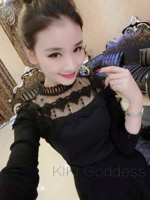 เสื้อแฟชั่นคอปิด ตัดต่อลูกไม้หน้าอก ผ้านิ่มยืดหยุ่น สีดำ