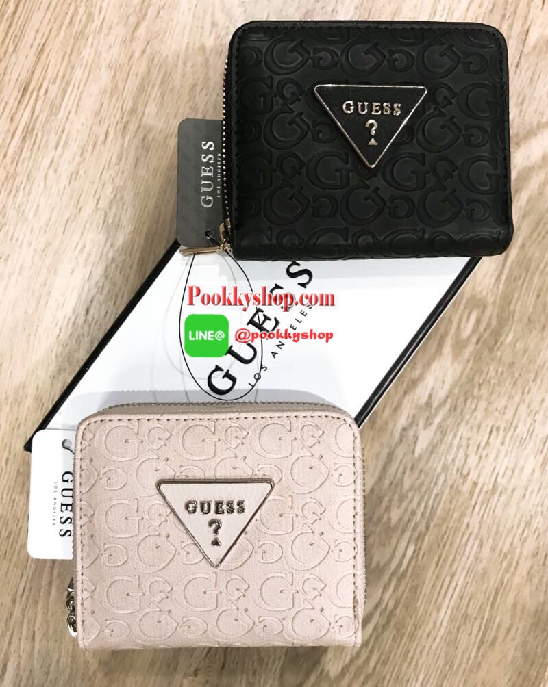 พร้อมส่งความสวย! NEW ARRIVAL! GUESS FACTORY WOMEN'S SHORT WALLET กระเป๋าสตางค์สั้นรุ่นใหม่ล่าสุดไอเท็มแนะนำวัสดุหนังปั้มโลโก้รอบใบสวยอยู่ทรงด้านหน้าประดับโลโก้แบรนด์ ภายในมีช่องใส่ธนบัตรใส่เเบงก์พันได้ มีช่องใส่เหรียญ ช่องใส่บัตรหลายช่อง ตัวจริงสวยน่